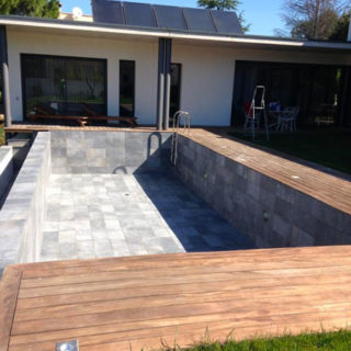 Carrelage rectangle gris pour intérieur de piscine